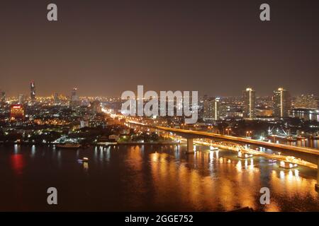 Le paysage urbain, la rivière Chaophraya et un pont à Bangkok en Thaïlande Banque D'Images