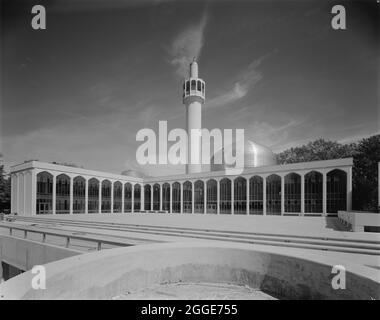 Mosquée centrale de Londres et centre culturel islamique, Park Road, Regent's Park, Cité de Westminster, Autorité du Grand Londres, 15/08/1977. Vue de la nouvelle mosquée centrale de Londres prise de l'ouest, montrant les élévations à arcades des chaînes nord et est. La mosquée centrale de Londres, également connue sous le nom de Regent's Park Mosque, a été construite par John Laing & amp; son Ltd entre 1974 et 1977. La mosquée a été conçue par l'architecte anglais Sir Frederick Gibberd, qui a remporté le concours international de conception de la mosquée en 1969. Banque D'Images