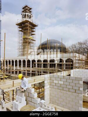 Mosquée centrale de Londres et centre culturel islamique, Park Road, Regent's Park, Cité de Westminster, Autorité du Grand Londres, 05/05/1976. Vue sur la mosquée centrale de Londres en construction, montrant une couche de briques dans le premier bâtiment un mur dans la gamme sud du bâtiment. Cette image a été cataloguée dans le cadre du projet Breaking New Ground en partenariat avec la John Laing Charitable Trust en 2019-20. Banque D'Images