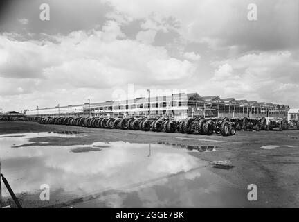 Vue montrant les progrès réalisés sur la nouvelle structure d'éclairage de la Ford Motor Company Limited à Dagenham, avec des tracteurs stationnés au premier plan. Le bâtiment illustré devait être utilisé pour le démontage de véhicules, principalement des tracteurs, les emballer pour l'exportation. Le bâtiment comprenait une cantine et une salle à manger du personnel, une unité médicale à proximité avec des toilettes au-dessus. Les travaux sur le site ont commencé en avril 1960. Banque D'Images