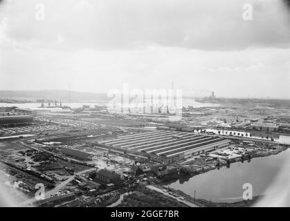 Une vue aérienne montrant les progrès réalisés sur la nouvelle structure d'éclairage de la Ford Motor Company Limited à Dagenham. Le bâtiment illustré devait être utilisé pour le démontage de véhicules, principalement des tracteurs, les emballer pour l'exportation. Le bâtiment comprenait une cantine et une salle à manger du personnel, une unité médicale à proximité avec des toilettes au-dessus. Les travaux sur le site ont commencé en avril 1960. Cette photographie a été publiée en octobre 1960 dans la lettre d'information mensuelle de Laing 'Team Spirit'. Banque D'Images