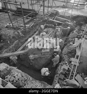 Une équipe de briques construisant des murs dans une tranchée de fondation pendant les travaux de construction sur le site de Glaxo à Ware. Laing a construit le nouveau bâtiment de recherche, la maison de contrôle et le bloc de services sur le site de Ware Glaxo entre 1985 et 1987. Ce contrat &#xa3;7,5m était la phase IV de construction sur le site étendu et plusieurs bâtiments ont été ajoutés les années suivantes. Banque D'Images