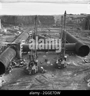 Vue sur le bassin de Graythorp, montrant la fabrication in situ effectuée sur les réservoirs de flottation pour une plate-forme pétrolière. Au début des années 1970, Laing pipelines Offshore a construit le chantier de fabrication Graythorp et le quai sec sur le site de l'ancien chantier naval William Gray. L'entreprise a créé un quai sec qui a été utilisé pour la construction de plates-formes fixes de forage en mer du Nord pour le projet pétrolier BP en mer du Nord. En 1972, un millier d'hommes travaillaient sur place pour construire une structure tubulaire qui soumettrait un engin de forage en mer du Nord destiné à l'Oilfield des Forties. Banque D'Images