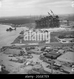 Vue plongeante de la plate-forme pétrolière Graythorp I située sur le côté du bassin sec de Graythorp. Au début des années 1970, Laing pipelines Offshore a construit le chantier de fabrication Graythorp et le quai sec sur le site de l'ancien chantier naval William Gray. L'entreprise a créé un quai sec qui a été utilisé pour la construction de plates-formes fixes de forage en mer du Nord pour le projet pétrolier BP en mer du Nord. Graythorp J'ai eu sa cérémonie de baptême le 4 juin et a été lancé le samedi 29 juin 1974, se dirigeant vers le champ pétrolifère de Forties à 250 miles de distance. Banque D'Images