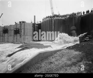 Une vue sur le quai sec de Graythorp pendant l'inondation du bassin, avec une équipe de personnes regardant depuis les portes du quai au-dessus. Au début des années 1970, Laing pipelines Offshore a construit le chantier de fabrication Graythorp et le quai sec sur le site de l'ancien chantier naval William Gray. L'entreprise a créé un quai sec qui a été utilisé pour la construction de plates-formes fixes de forage en mer du Nord pour le projet pétrolier BP en mer du Nord. Graythorp J'ai eu sa cérémonie de baptême le 4 juin et a été lancé le samedi 29 juin 1974, se dirigeant vers le champ des Forties à 250 miles de distance. Banque D'Images