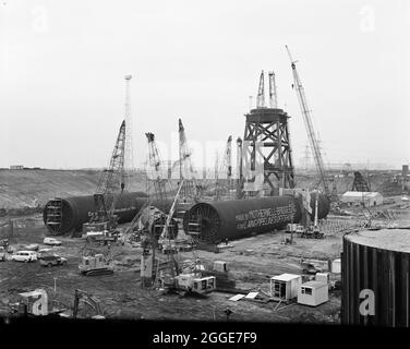 Vue sur le bassin de Graythorp, montrant la fabrication in situ effectuée sur les réservoirs de flottation pour une plate-forme pétrolière. Au début des années 1970, Laing pipelines Offshore a construit le chantier de fabrication Graythorp et le quai sec sur le site de l'ancien chantier naval William Gray. L'entreprise a créé un quai sec qui a été utilisé pour la construction de plates-formes fixes de forage en mer du Nord pour le projet pétrolier BP en mer du Nord. En 1972, un millier d'hommes travaillaient sur place pour construire une structure tubulaire qui soumettrait un engin de forage en mer du Nord destiné à l'Oilfield des Forties. Banque D'Images