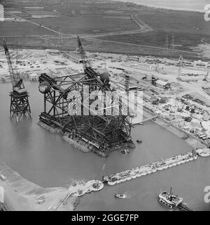 Vue aérienne de la plate-forme pétrolière Graythorp I flottant dans le bassin inondé du quai sec de Graythorp. Au début des années 1970, Laing pipelines Offshore a construit le chantier de fabrication Graythorp et le quai sec sur le site de l'ancien chantier naval William Gray. L'entreprise a créé un quai sec qui a été utilisé pour la construction de plates-formes fixes de forage en mer du Nord pour le projet pétrolier BP en mer du Nord. Graythorp J'ai eu sa cérémonie de baptême le 4 juin et a été lancé le samedi 29 juin 1974, se dirigeant vers le champ pétrolifère de Forties à 250 miles de distance. Banque D'Images