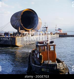 Pièce transportée par barge jusqu'au quai de Graythorp. Au début des années 1970, Laing pipelines Offshore a construit le chantier de fabrication Graythorp et le quai sec sur le site de l'ancien chantier naval William Gray. L'entreprise a créé un quai sec qui a été utilisé pour la construction de plates-formes fixes de forage en mer du Nord pour le projet pétrolier BP en mer du Nord. En 1972, un millier d'hommes travaillaient sur place pour construire une structure tubulaire qui soumettrait un engin de forage en mer du Nord destiné à l'Oilfield des Forties. Banque D'Images