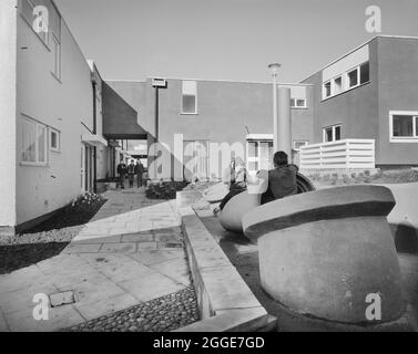 Les enfants jouent sur des sculptures dans une aire de jeux pour enfants sur le domaine de Greenmeadow à Cwmbran. Le registre négatif enregistre cette image comme étant le site 2 de Cwmbran, au large du chemin Ty-Gwyn, qui était un projet pour la Cwmbran Development Corporation. Cwmbran a été désignée nouvelle ville en 1949 en vertu de la New Towns Act de 1946. La ville devait offrir de nouvelles possibilités d'emploi dans la partie sud-est du Coalfield de Galles du Sud. Banque D'Images