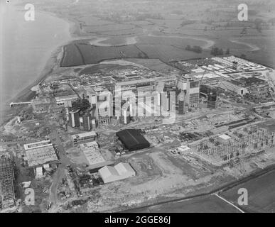 Vue aérienne du sud-ouest montrant la centrale nucléaire de Berkeley et ses réacteurs pendant la construction. La centrale nucléaire de Berkeley a été la première centrale nucléaire commerciale au Royaume-Uni et l'une des premières générations de réacteurs nucléaires en Grande-Bretagne. Il avait deux réacteurs Magnox et était l'une des quatre stations situées près de l'embouchure de la rivière Severn et du chenal Bristol. Laing était les ingénieurs civils pour le projet, les travaux commençant le 7 janvier 1957. La centrale nucléaire est entrée en service en 1962 mais a depuis été mise hors service après sa fermeture Banque D'Images