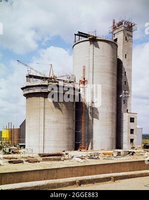 La tour de l'ascenseur et deux silos à sucre pendant la construction à l'usine de betteraves à sucre de Bury St Edmunds. Une usine de sucre a commencé à fonctionner à Bury St Edmunds en 1924. En 1972, Laing a obtenu le contrat de construction de quatre silos à sucre et d'une nouvelle usine de manutention de betteraves pour la British Sugar Corporation à Bury St Edmunds. Les nouveaux silos ont fait de cette usine la plus grande du genre en Europe. La période de construction initiale du projet a été réduite d'un tiers en raison de la nécessité de conserver l'entreposage et l'accès aux silos et à l'usine pendant la campagne de la betterave à sucre, qui s'est déroulée entre septembre et février. Nouvelle méthode Banque D'Images