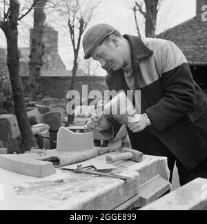 Un grès travaillant sur la restauration de la cathédrale de Carlisle, ciselant un morceau de pierre avant qu'il soit lié au tissu existant de la cathédrale avec SBD Certite. Cette photographie fait partie d'un lot pris par Laing pour montrer les travaux de restauration effectués à l'aide de Cerrtite SBD. En 1961, N M Phillips, l'architecte de la cathédrale de Carlisle, a commencé à expérimenter le matériau de collage SBD Certite dans la restauration de la cathédrale. Il a été utilisé sur toutes les fenêtres gothiques décorées de la Clerestorée du Sud et au moment où cette photo a été prise, il a été utilisé dans le restoral Banque D'Images