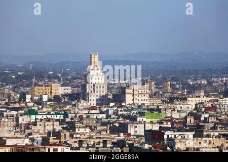 Vue sur mer de maisons avec tour de la compagnie de téléphone cubaine, Empresa de Telecomonicaciones de Cuba S.A., capitale de la Havane, province de la Havane Banque D'Images