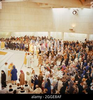 Membres de la congrégation prenant la communion pendant la messe à la cathédrale de Clifton, le jour de la consécration. Cette cathédrale catholique romaine a été conçue par Ronald Weeks, E S Jennett et Antoni Poremba du Partenariat Percy Thomas. Il a été construit par John Laing & amp; son Limited entre 1969-1973 et a été construit à l'aide de panneaux de béton précoulés et de béton in situ. En 1974, elle a reçu le prix Concrete de la société Concrete. Banque D'Images