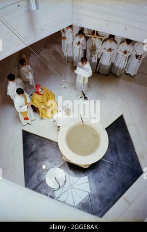 Regarder vers le bas les membres du clergé réunis autour de la police baptismale dans la cathédrale de Clifton pendant la cérémonie de consécration. On croit que l'homme assis sur la photo est l'évêque de Clifton, Joseph Rudderham, qui a dirigé la cérémonie. Banque D'Images