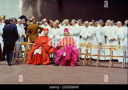 Des membres du clergé se sont rassemblés devant la cathédrale de Clifton le jour de la consécration, le cardinal John Heenan, archevêque de Westminster, assis à gauche. Cette image a été cataloguée dans le cadre du projet Breaking New Ground en partenariat avec la John Laing Charitable Trust en 2019-20. Banque D'Images