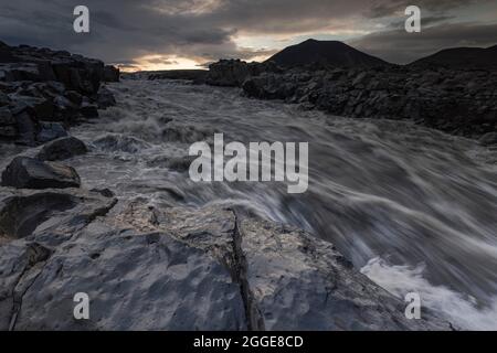 Rapides, rivière glaciaire faisant rage Joekulsa a Fjoellum, montagnes islandaises, Islande Banque D'Images