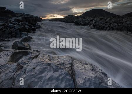 Rapides, rivière glaciaire faisant rage Joekulsa a Fjoellum, montagnes islandaises, Islande Banque D'Images