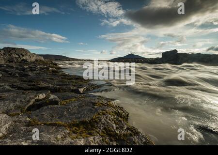 Rapides, rivière glaciaire faisant rage Joekulsa a Fjoellum, montagnes islandaises, Islande Banque D'Images