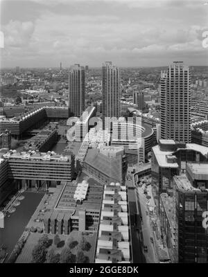 Vue sur le complexe Barbican depuis un immeuble de bureaux à l'est du site, montrant les trois immeubles de la tour Barbican et le Centre des arts en voie d'achèvement. Les travaux de construction du développement Barbican de Londres&#x2019;s ont commencé en 1962. La construction de ce complexe megastructure a été conçue pour être réalisée en six phases, avec différents entrepreneurs travaillant sur le site. En 1964, John Laing et son Ltd ont remporté l'appel d'offres pour la phase III Laing était également responsable de la construction de la phase V, qui comprenait le Barbican Arts Centre, Frobisher Crescent et l'école de musique et de théâtre Guildhall. Banque D'Images