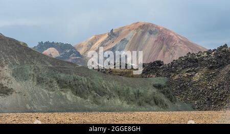 Burnisteinsalda et champ de lave Laugahraun, montagnes Rhyolite, zone haute température, Landmannalaugar, Highlands, Islande Banque D'Images