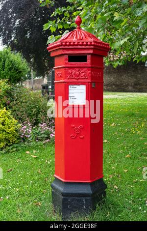 Victorian Penfold pilier box dans la ville de Tetbury, les Cotswolds, Gloucestershire, Angleterre, Royaume-Uni Banque D'Images