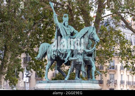 Statue équestre de Charlemagne, en face de la cathédrale notre-Dame, Paris, France Banque D'Images