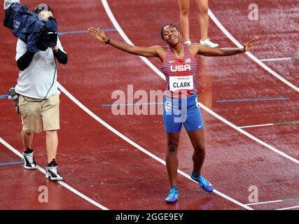 Tokyo, Japon. 31 août 2021. Jeux paralympiques : athlétisme, 400 mètres pour femmes, finale, T20, au stade olympique. Un caméraman filme Breanna Clark des États-Unis. Credit: Karl-Josef Hildenbrand/dpa/Alay Live News Banque D'Images