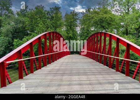 Photo grand angle de la bargebrug menant à Minnewaterpark, Bruges, Belgique Banque D'Images