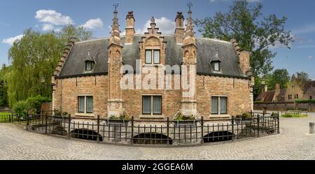 Prise de vue grand angle du Sashuis au bord du Minewatersee à Bruges, Belgique Banque D'Images