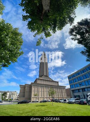 Photo en grand angle de l'église Saint-Joseph au ciel bleu et encadrée d'arbres au Havre, département Seine-Maritime, France Banque D'Images