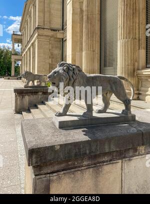 Villa Huegel, sculpture de lion devant la façade au jardin de l'ancienne résidence de la famille industrielle Krupp, Essen, Ruhr Area, Nord Banque D'Images