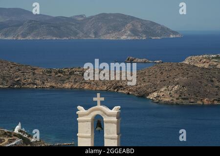 Vue panoramique sur la mer égée depuis le toit d'une chapelle orthodoxe blanchie à la chaux sur l'île d'iOS Grèce Banque D'Images