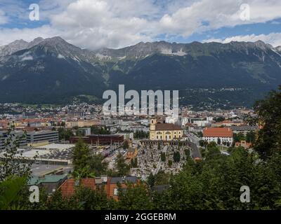 Vue depuis le mont Isel de la basilique Wilten et du cimetière Wilten, derrière Nordkette, Innsbruck, Tyrol, Autriche Banque D'Images