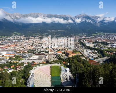 Vue du Bergisel ski sautez vers le stade, derrière lui la ville d'Insbruck, à l'horizon la Nordkette, Innsbruck, Tyrol, Autriche Banque D'Images