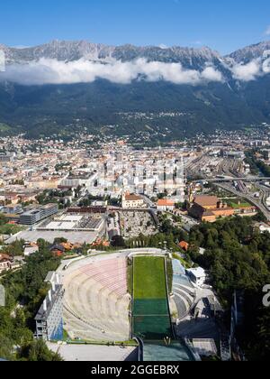 Vue depuis le Bergisel ski sautez vers le stade, les sauteurs de ski, derrière eux la ville d'Insbruck, à l'horizon la Nordkette, Innsbruck, Tyrol Banque D'Images