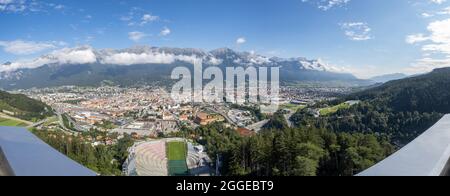 Vue du Bergisel ski sautez vers le stade, derrière lui la ville d'Insbruck, à l'horizon la Nordkette, Innsbruck, Tyrol, Autriche Banque D'Images