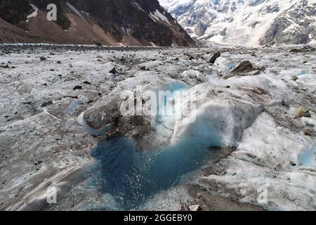 Glacier de Bezengi et paysage glaciaire. Gamme caucasienne principale. 'Mall Himalaya', Bezengi Wall, Kabardino-Balkaria, Russie. Banque D'Images