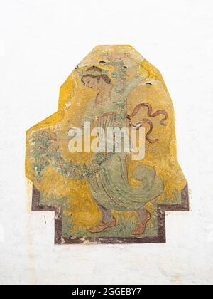 Fresque sur une maison en ruine, dansante femme avec guirlande de fleurs, Hoetting, Innsbruck, Tyrol, Autriche Banque D'Images