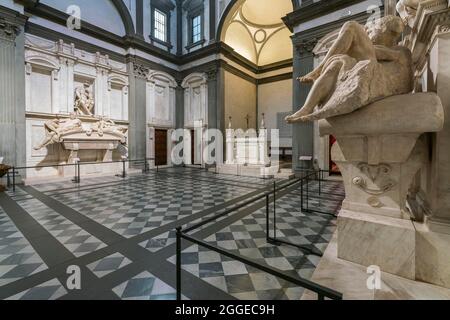 Tombes de Lorenzo di Piero de' Medici, à gauche, et Giuliano de' Medici, à droite, architecte et sculpteur Michel-Ange Buonarroti, Sagrestia Nuova, Nouveau Banque D'Images