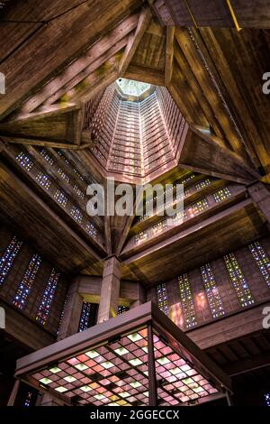 Intérieur de la tour lanterne de l'église Saint-Joseph par l'architecte français Auguste Perret au Havre, France. Banque D'Images