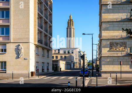 L'église Saint-Joseph, sa tour lanterne et les deux bâtiments en premier plan sont l'œuvre de l'architecte français Auguste Perret au Havre, en France. Banque D'Images