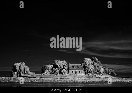 Photo infrarouge, maison entre rochers, Castel Meur, la Gouffre, Plougrescant, Côte de granit Rose, Côtes d'Armor, Bretagne, France Banque D'Images