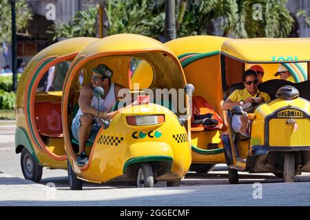 Chauffeur, cubain, en taxi coco attendant les passagers, jaune, vieille ville, capitale la Havane, province de la Havane, Grandes Antilles, Caraïbes, Cuba Banque D'Images