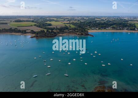 Voiliers et bateaux à moteur, baie dans l'océan Atlantique près de Saint Coulomb, Bretagne, France Banque D'Images