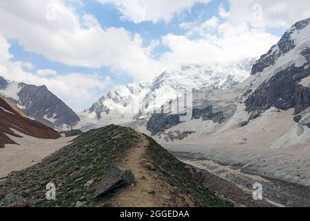 Glacier de Bezengi et paysage glaciaire. Gamme caucasienne principale. 'Mall Himalaya', Bezengi Wall, Kabardino-Balkaria, Russie. Banque D'Images