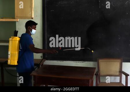 Chennai, Tamil Nadu, Inde. 31 août 2021. Un travailleur vaporise du désinfectant dans une salle de classe d'une école gouvernementale avant la réouverture des écoles suite à la facilité des restrictions de confinement de la COVID-19 à Chennai. Les écoles et les collèges de l'État de Tamil Nadu doivent rouvrir à partir du 01 septembre. (Image de crédit : © Sri Loganathan/ZUMA Press Wire) Banque D'Images