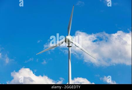 Image de drone, énergie éolienne, éolienne avec ciel nuageux, Innviertel, haute-Autriche, Autriche Banque D'Images