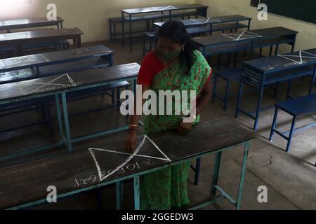 Chennai, Tamil Nadu, Inde. 31 août 2021. Les enseignants tirent des marques de distanciation sociale sur les bancs des salles de classe d'une école gouvernementale pour empêcher la propagation de la maladie du coronavirus COVID-19 avant la réouverture des écoles suite à la facilité des restrictions de confinement de la COVID-19 à Chennai. Les écoles et les collèges de l'État de Tamil Nadu doivent rouvrir à partir du 01 septembre. (Image de crédit : © Sri Loganathan/ZUMA Press Wire) Banque D'Images