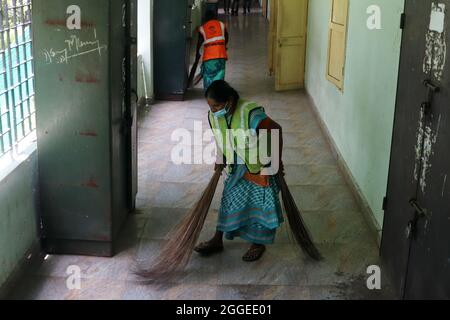 Chennai, Tamil Nadu, Inde. 31 août 2021. Les travailleurs nettoient le couloir à l'intérieur d'une école gouvernementale pour la réouverture des écoles suite à la facilité des restrictions de confinement de la COVID-19 à Chennai. Les écoles et les collèges de l'État de Tamil Nadu doivent rouvrir à partir du 01 septembre. (Image de crédit : © Sri Loganathan/ZUMA Press Wire) Banque D'Images